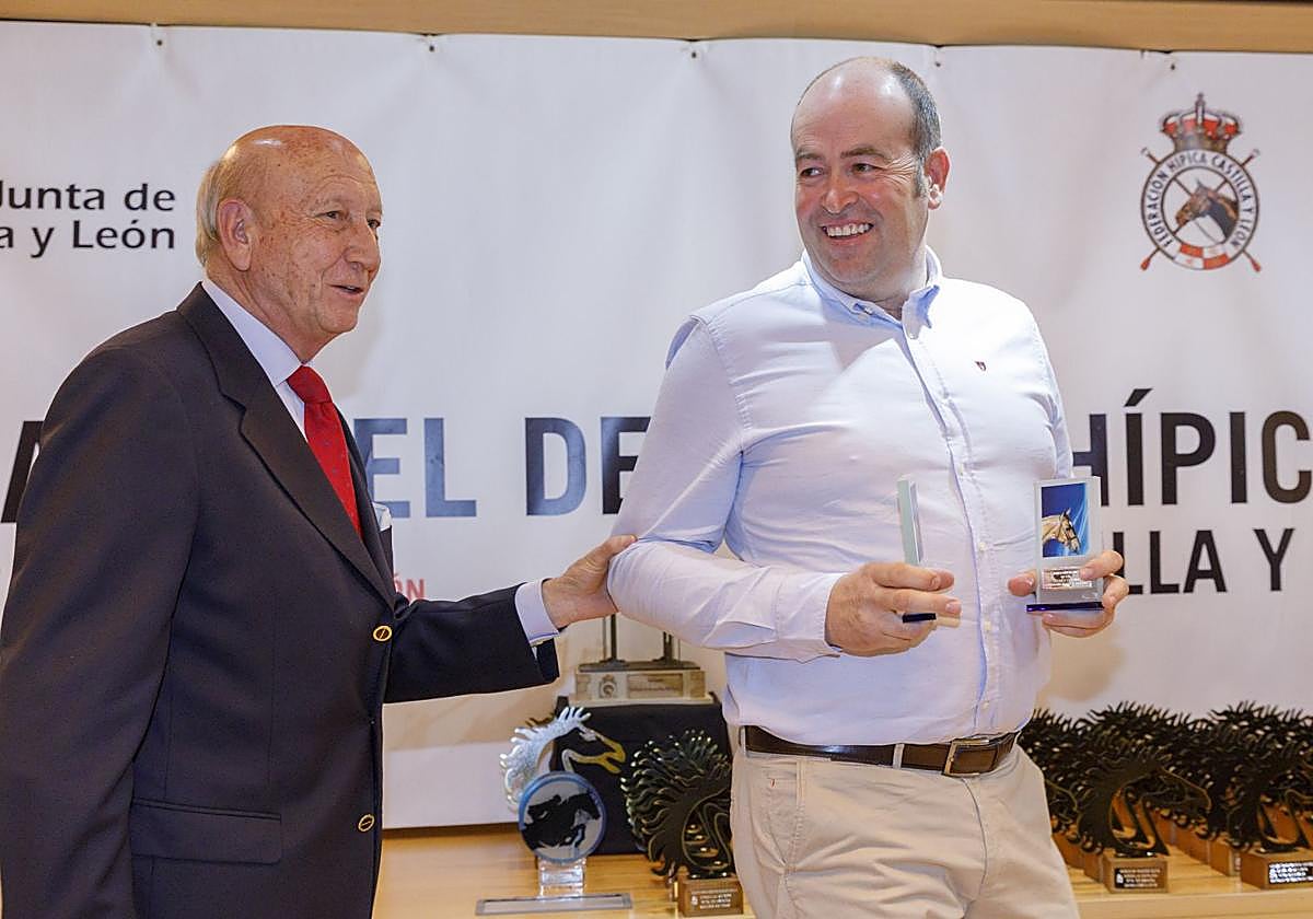 Juan Carretero, a la izquierda, en una entrega de premios.