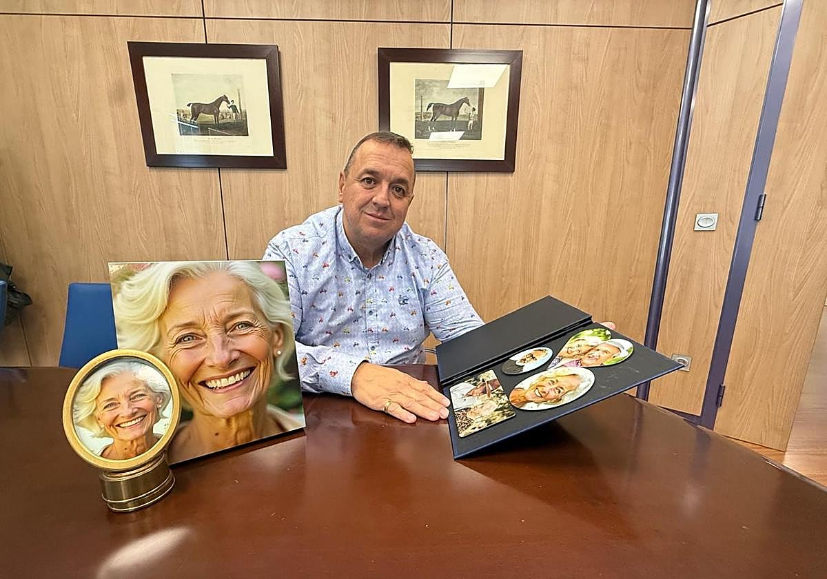 Óscar de la Fuente, director de la funeraria, muestra el resultado del sistema de impresión digital.