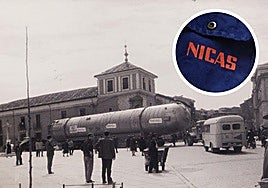 Un camión procedente de Francia y con destino a la fábrica de Nicas, atrapado en la plaza de San Pablo, a mediados de la década de 1960, en una de las fotos que forman parte de la exposición sobre Nicas que puede visitarse en el Archivo Histórico Provincial.