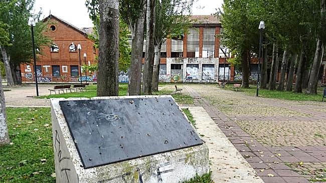 Imagen después - Francisco Javier León de la Riva inaugura el parque de Las Norias y estado actual del mismo espacio.