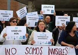 Concentración de técnicos sanitarios superiores a la puerta del Hospital de Segovia este viernes.