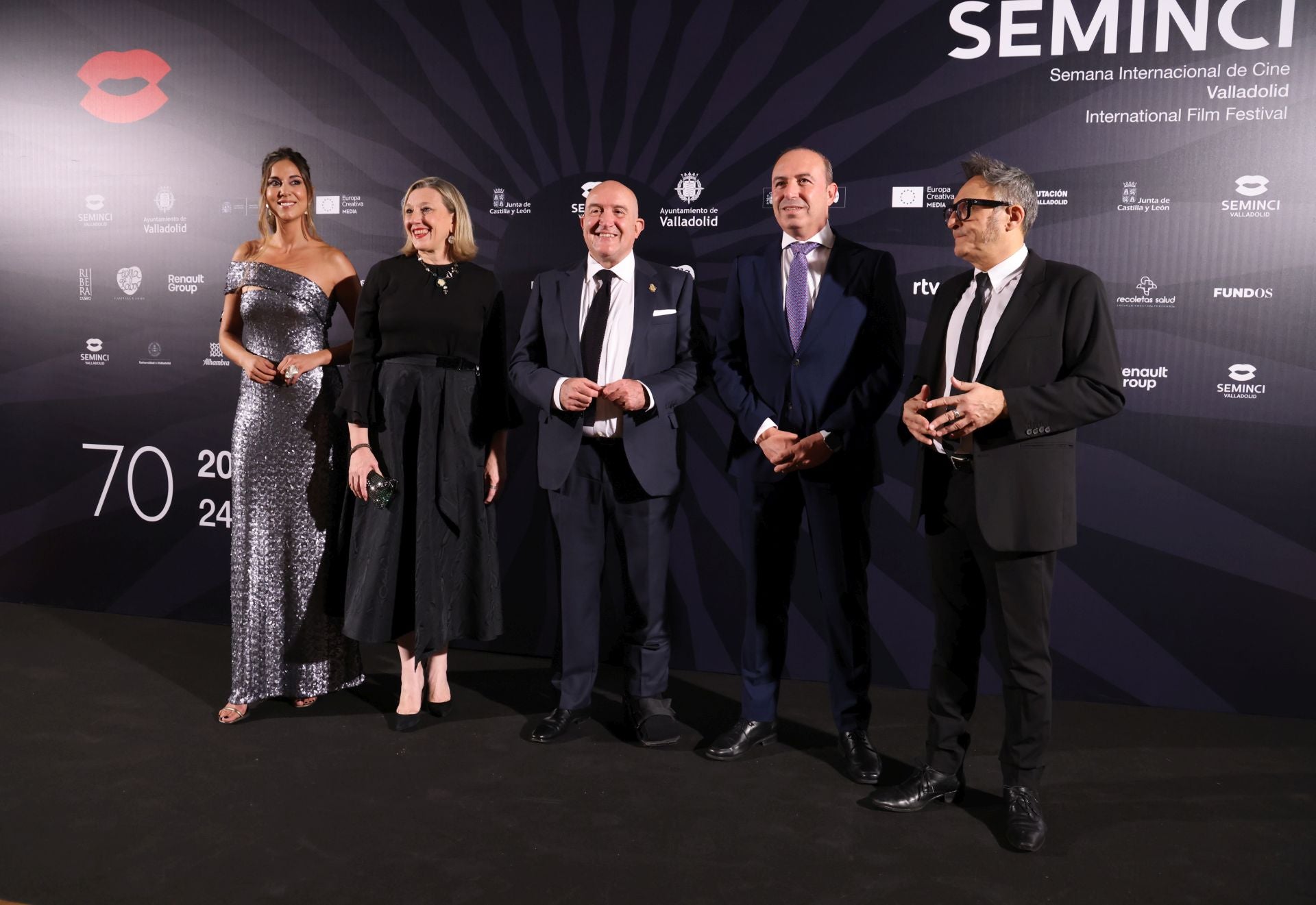 Blanca Jiménez, concejala del Ayuntamiento de Valladolid; Isabel Blanco, vicepresidenta de la Junta de Castilla y León; Jesús Julio Carnero, alcalde de Valladolid; Victor Alonso, vicepresidente de la Diputación de Valladolid; y José Luis Cienfuegos, director de la Seminci.