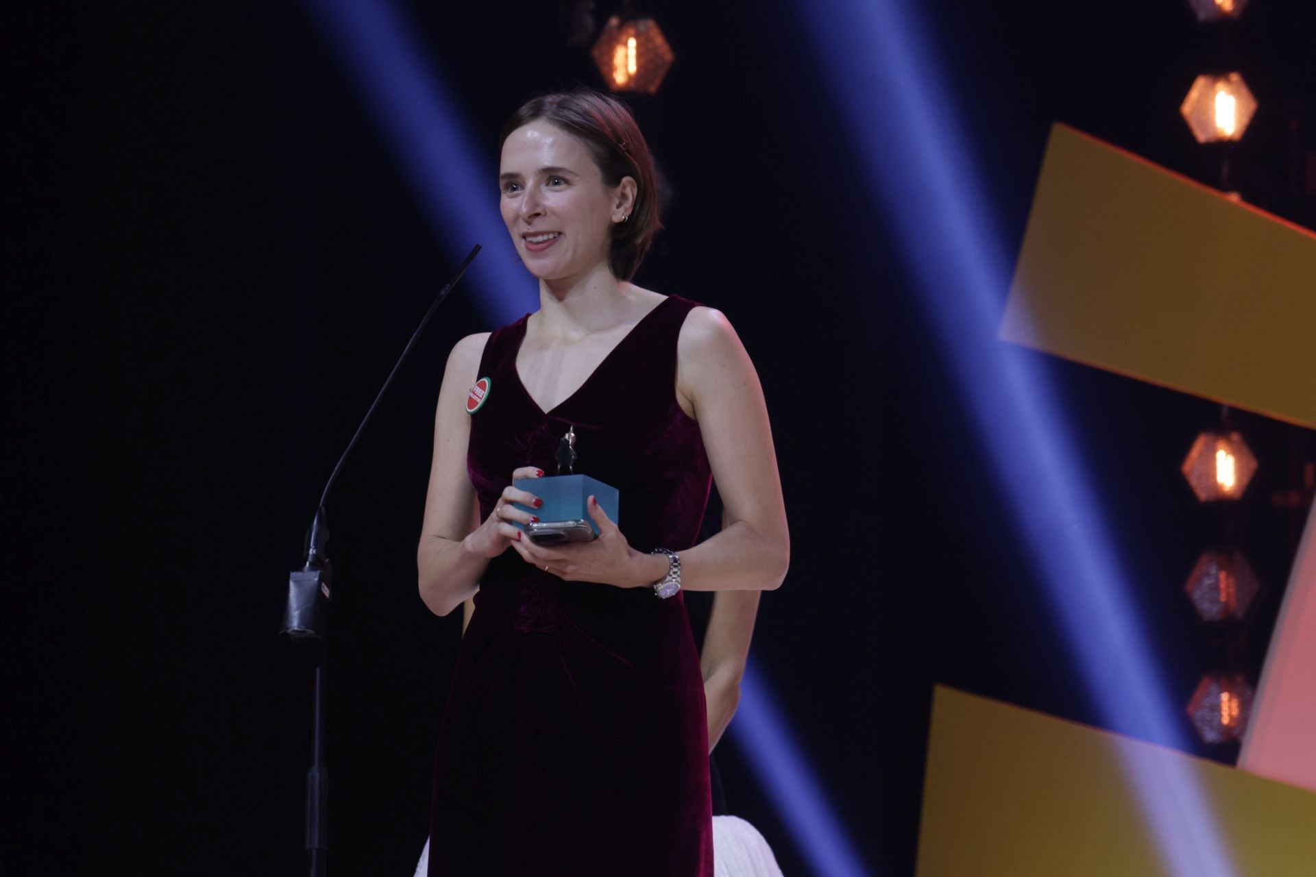 Lucía Aleñar Iglesias recoge el Premio Pilar Miró por su película 'Forasteras'.