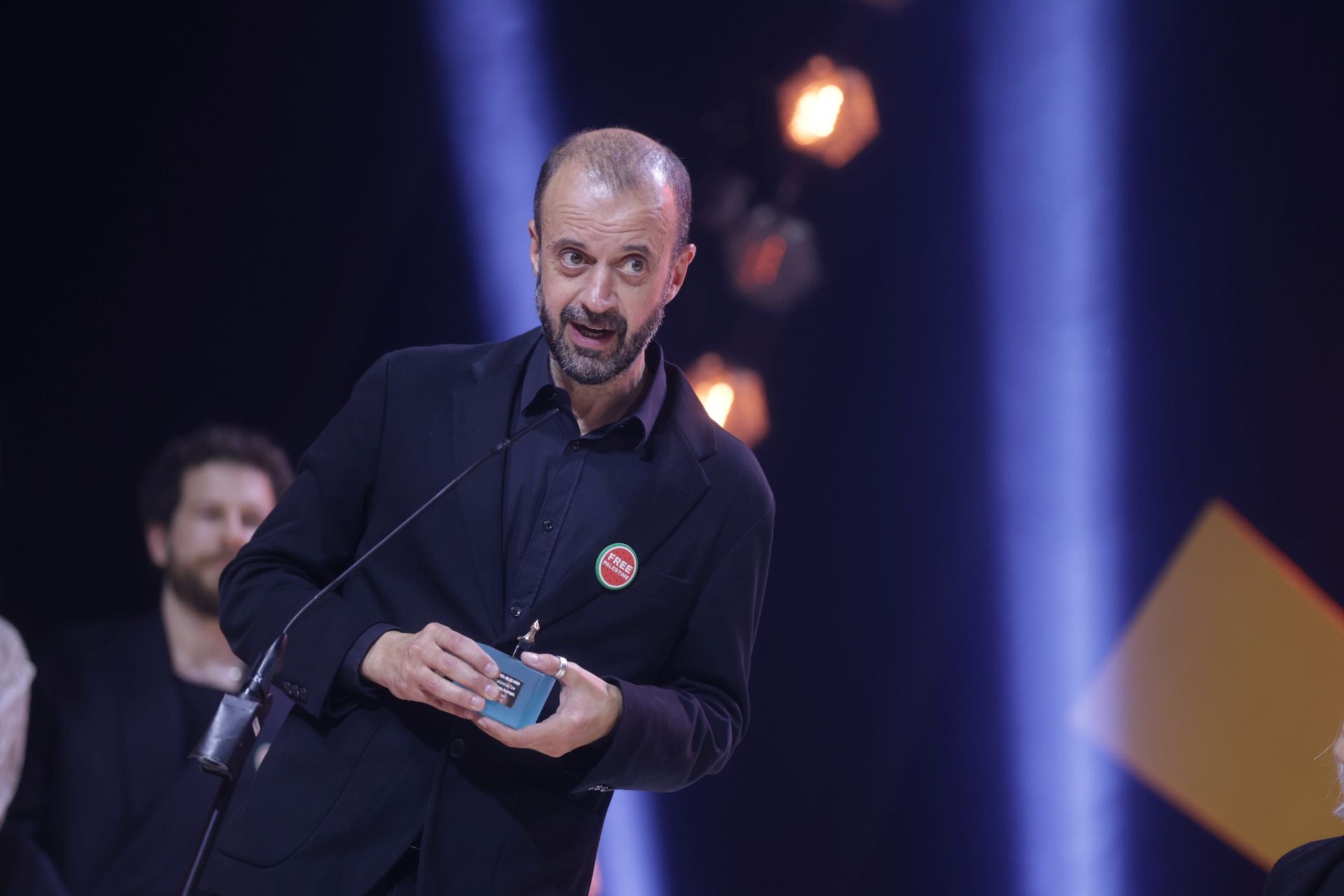Fernando Franco recibe el Premio Miguel Delibes por su película 'Subsuelo'.