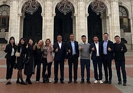 Li Zhen y Steven Cai, en el centro de la imagen, durante su reciente visita a Valladolid.