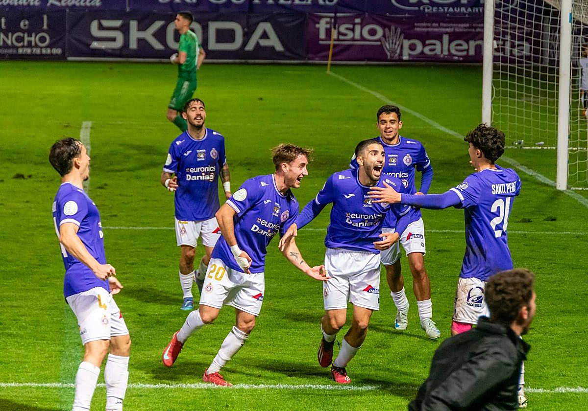 Los jugadores del Palencia Cristo celebran el gol.