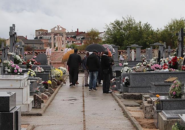 Un grupo de personas, en el cementerio de Cuéllar.