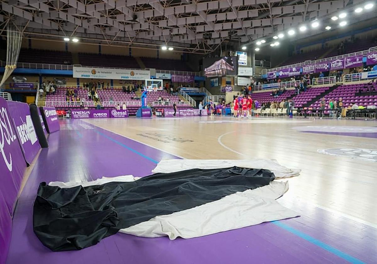 Imagen principal - Suspendido el partido entre el UEMC y la Cultural y Deportiva Leonesa por las goteras al grito de ¡fuera, fuera!