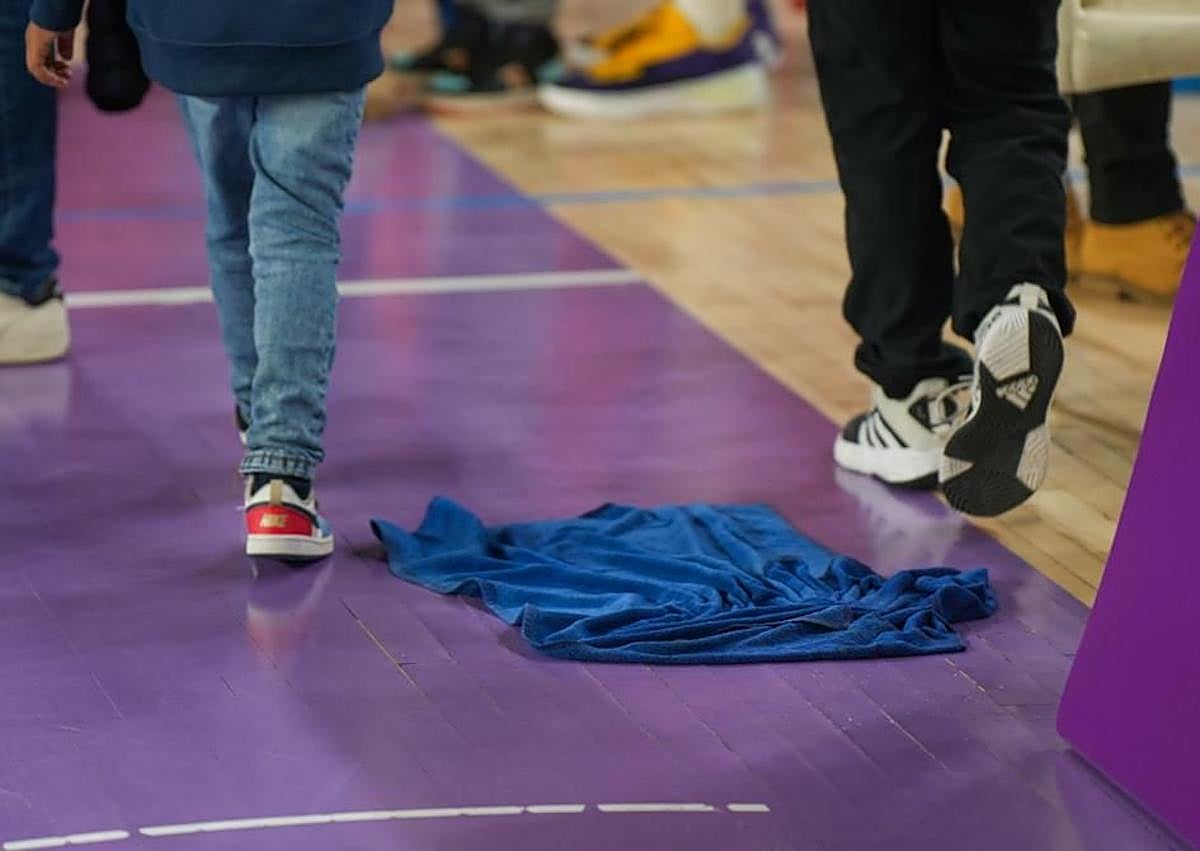 Imagen secundaria 1 - Suspendido el partido entre el UEMC y la Cultural y Deportiva Leonesa por las goteras al grito de ¡fuera, fuera!