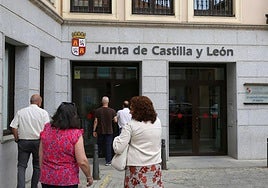 Un grupo de personas accede a la Delegación Territorial de la Junta en Segovia.
