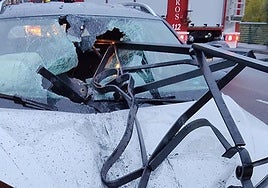 Estado en el que quedó el vehículo después de chocar contra una valla.