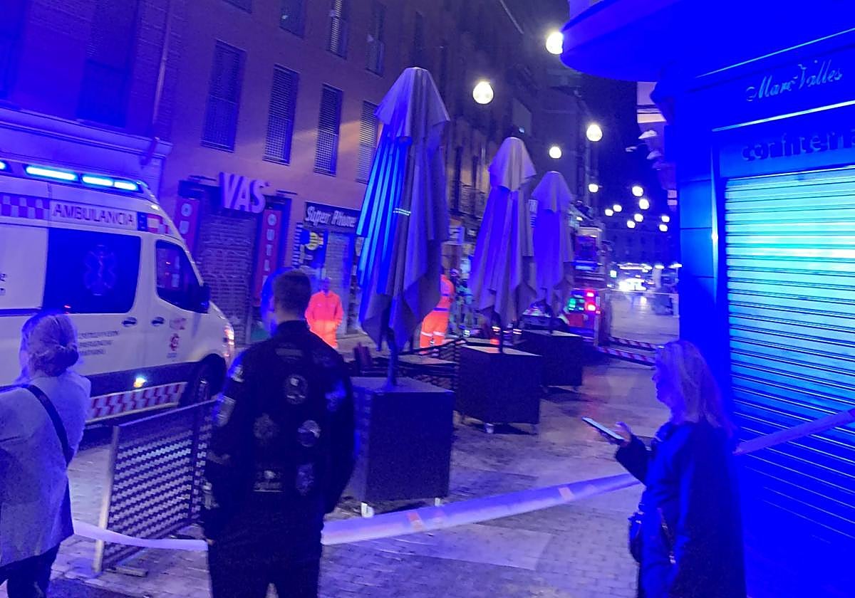 Despliegue de Bomberos y sanitarios en la calle Mantería, este viernes.