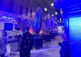 Despliegue de Bomberos y sanitarios en la calle Mantería, este viernes.