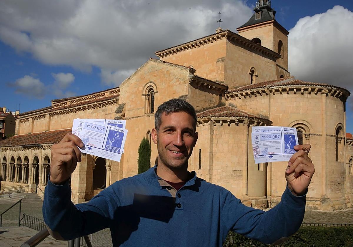 El presidente de los cofrades de San Millán, Javier Gómez, con las papeletas.
