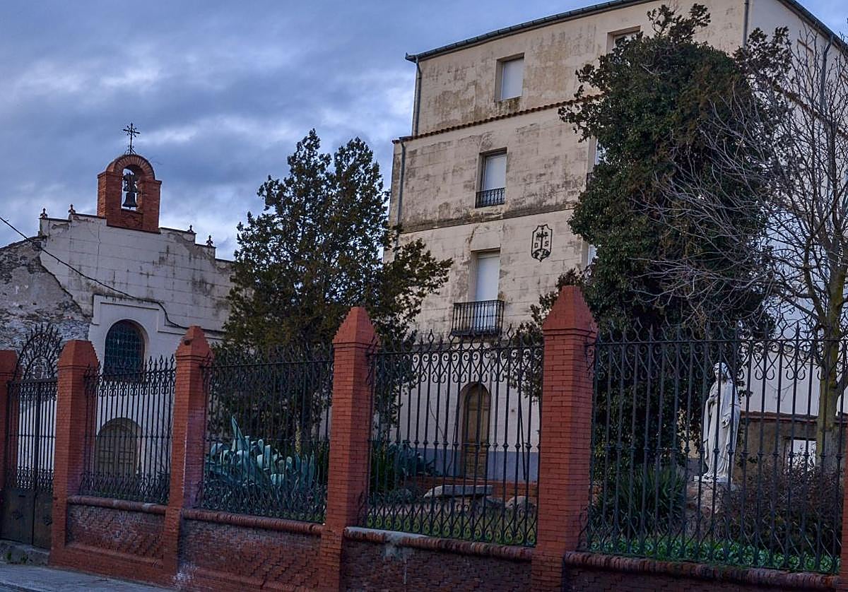 Vista exterior del edificio situado en Santa María la Real de Nieva.