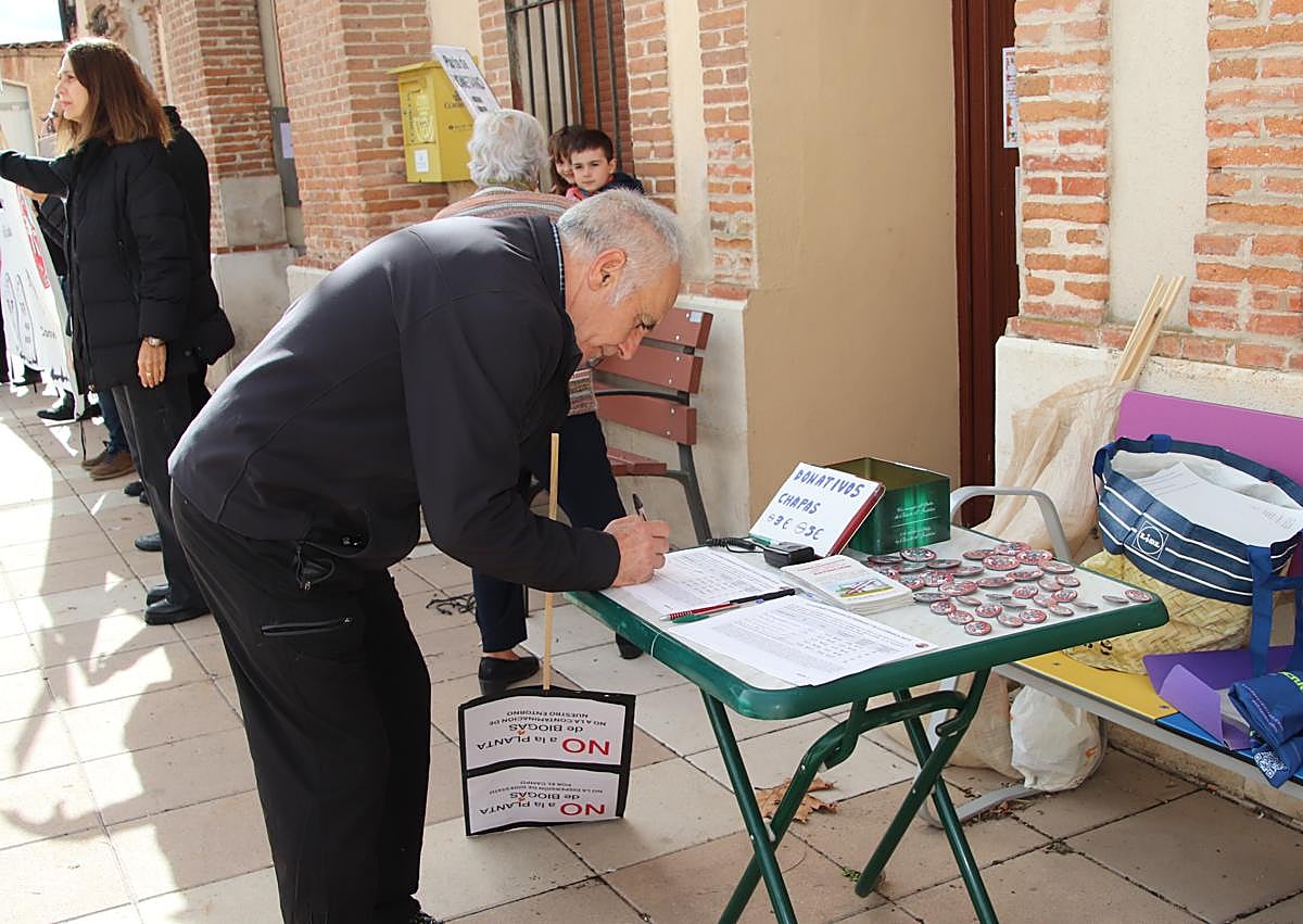 Imagen secundaria 1 - Varios momentos de la movilización celebrada este domingo en Pinarejos. 