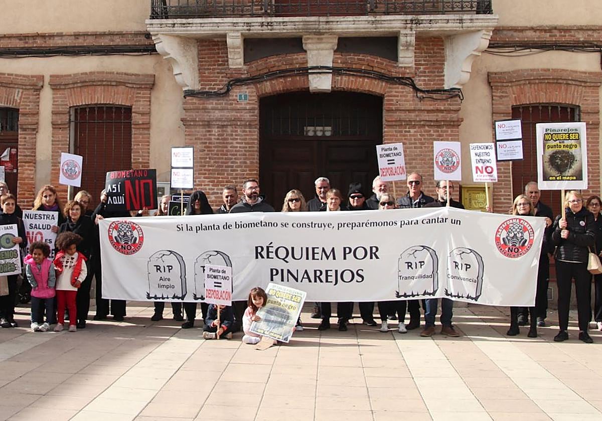 Asistentes a la concentración en contra de la planta de biometano en Pinarejos.