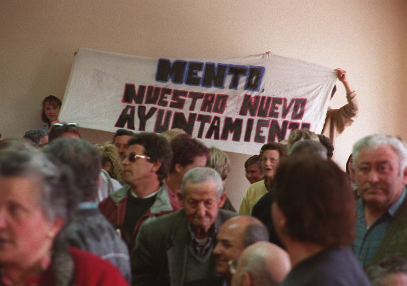 Vecinos de Montemayor de Pililla durante la moción de censura que entregó el bastón de la Alcaldía a José María Gutiérrez. 27 de marzo de 2000.