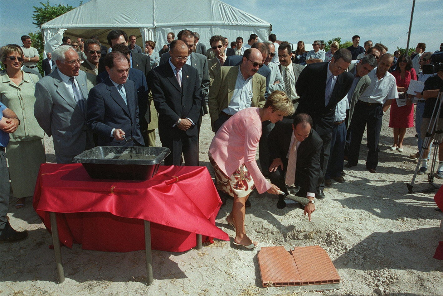 La consejera de Medio Ambiente, Silvia Clemente, y el vicepresidente de la Junta, Tomás Villanueva, colocan en Montemayor de Pililla la primera tubería para el abastecimiento de agua de la comarca de La Churrería. 31 de agosto de 2001.