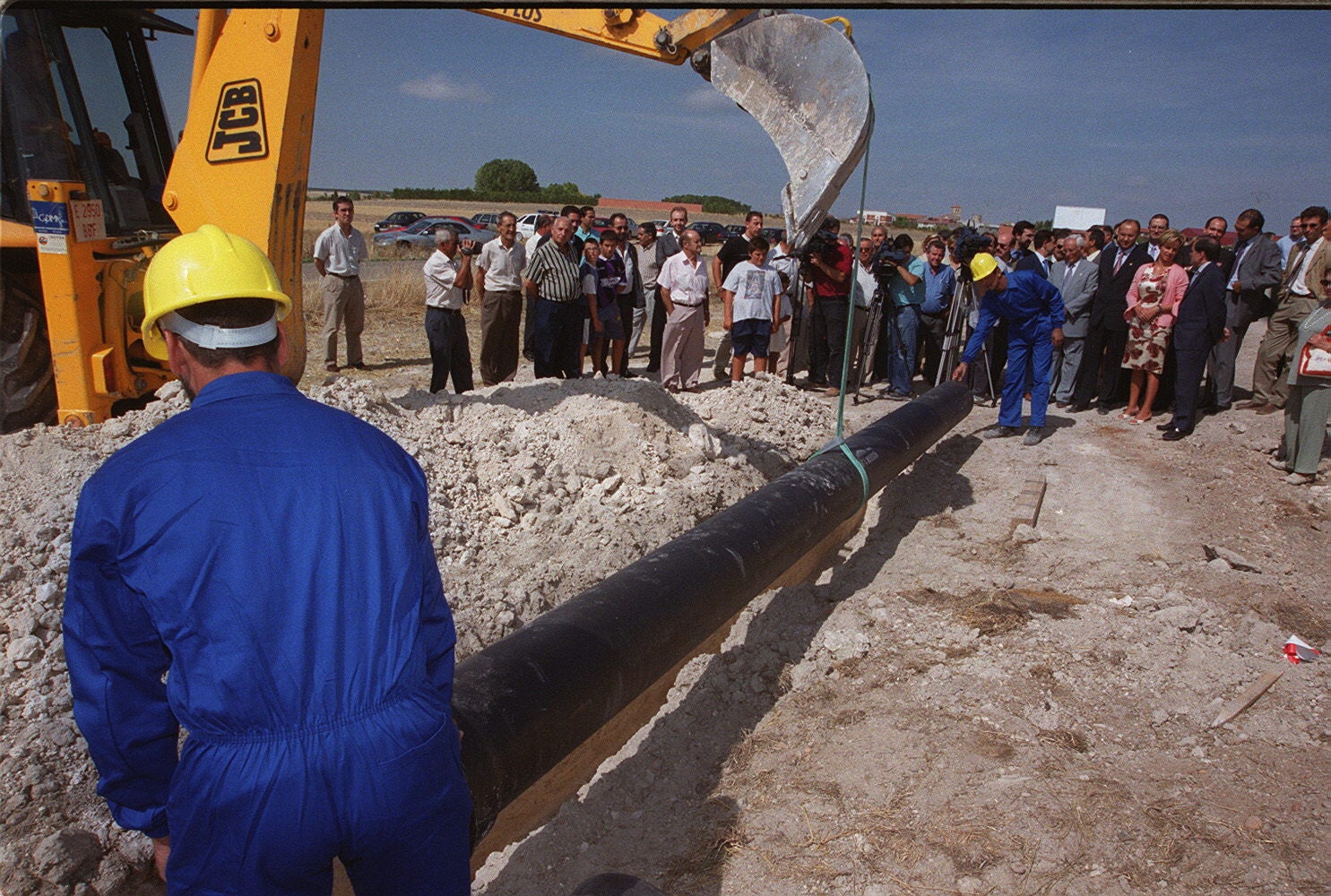 Colocación de la primera tubería para el abastecimiento de agua de la comarca de La Churrería. 29 de agosto de 2001.