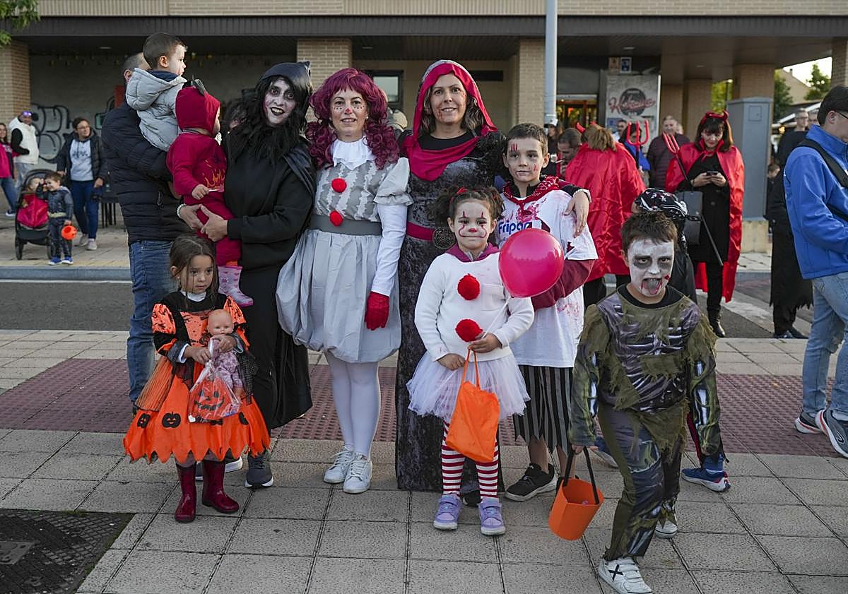 Imagen principal - 1. Esther Martín, Verónica Blanco y Silvia Peláez, con sus hijos, al inicio del desfile. 2. Almudena Castro y Patricia Martínez, con sus brujas, en unas de las parcelas participantes. 3. Charanga Sonido Ibérico de ÍScar.