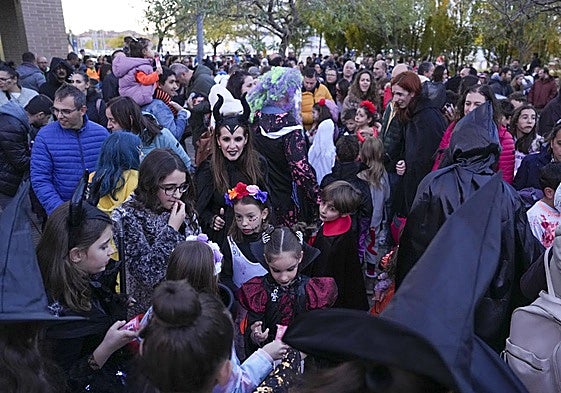 Niños y adultos en la celebración del desfile de Halloween en los Santos Pilarica