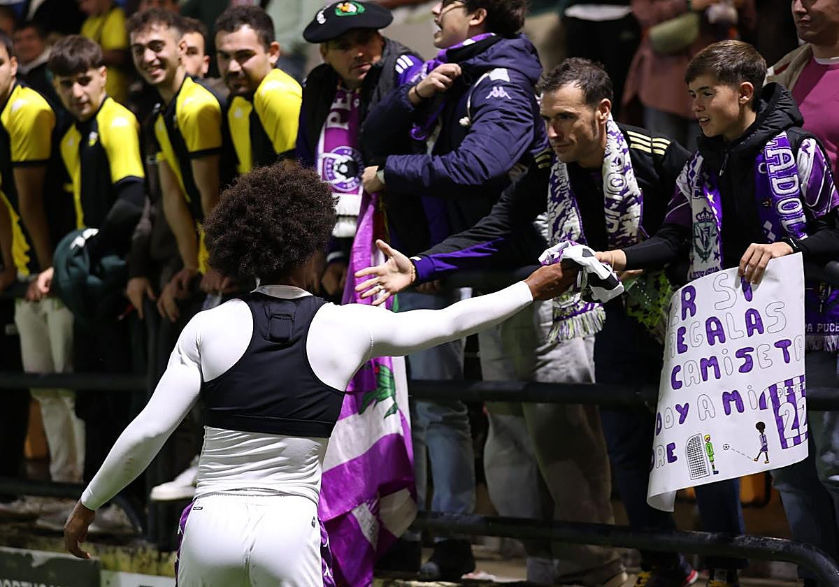 Federico firma autógrafos en Portugalete a aficionados del Pucela.