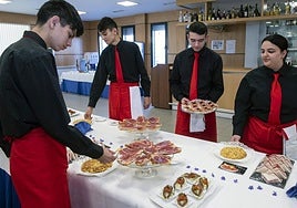 Alumnos de FP participan en una actividad del ciclo de hostelería.