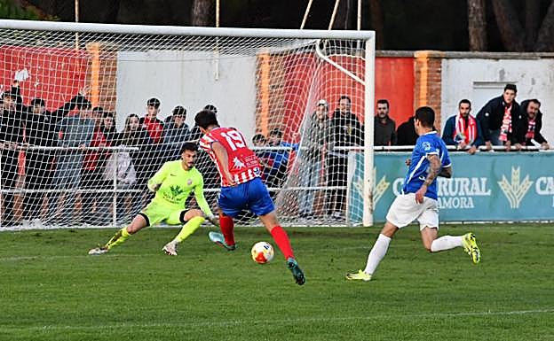 Remate de Dani Díez para hacer el segundo gol rojiblanco.