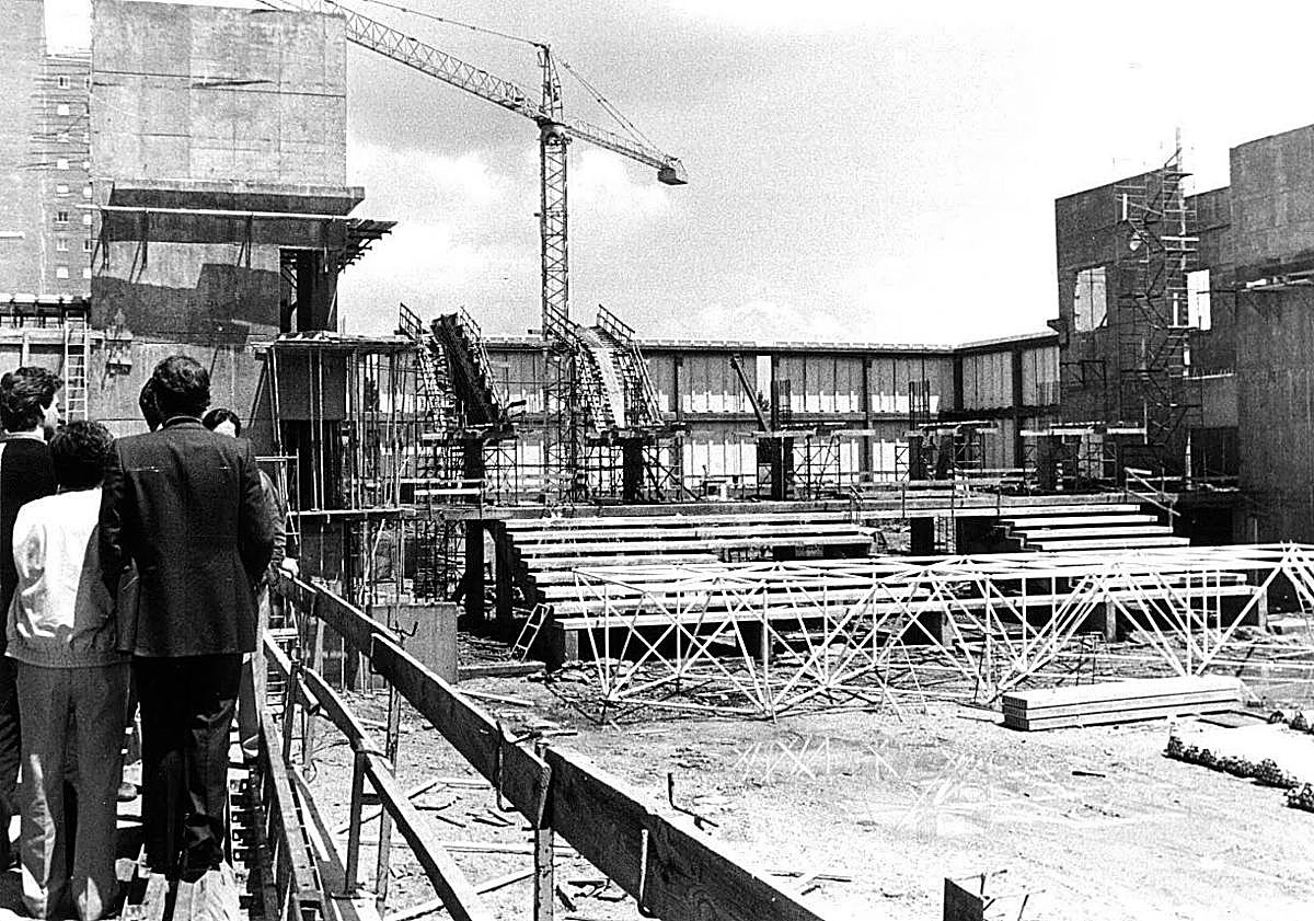 Imagen principal - Arriba, estado de las obras en 1985; a la derecha, Rodríguez Bolaños pone la primera piedra de la obra; y a la izquierda, goteras en el año 2000.