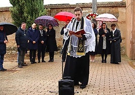 El párroco, Alberto Rodríguez, durante el responso en el cementerio