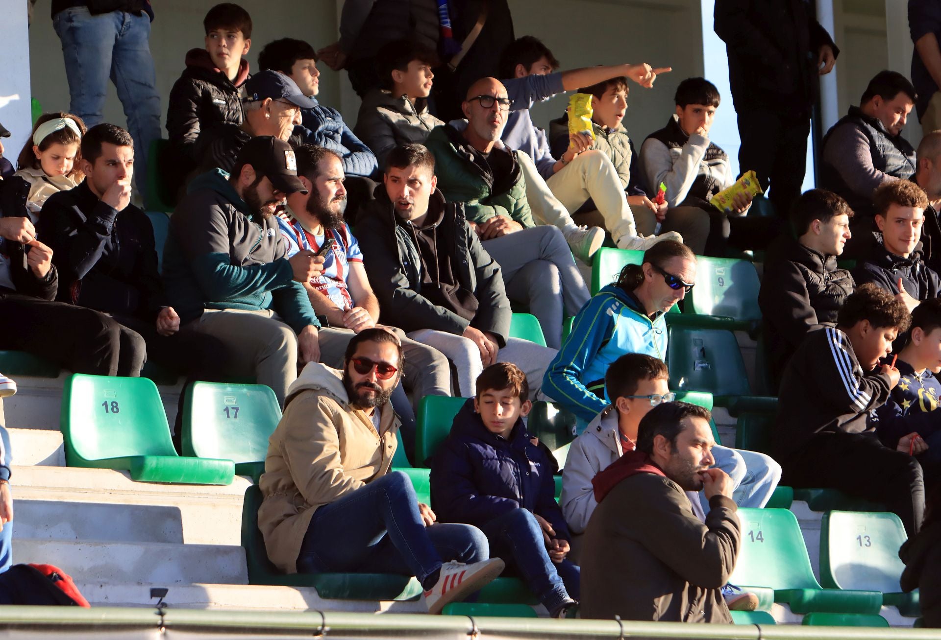 Búscate en las gradas de La Albuera durante el partido de la Segoviana