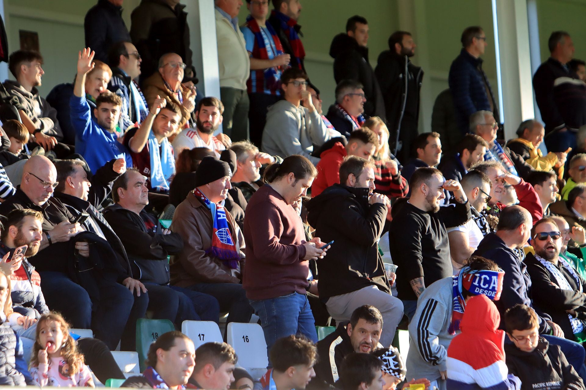 Búscate en las gradas de La Albuera durante el partido de la Segoviana