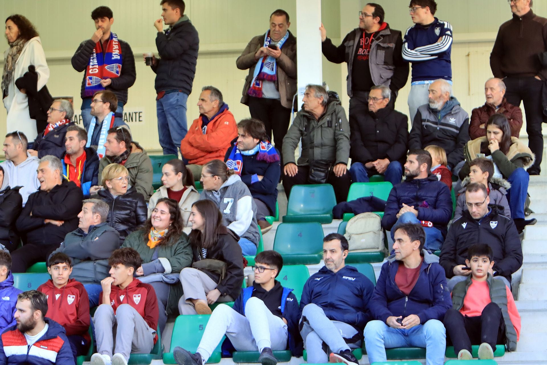 Búscate en las gradas de La Albuera durante el partido de la Segoviana
