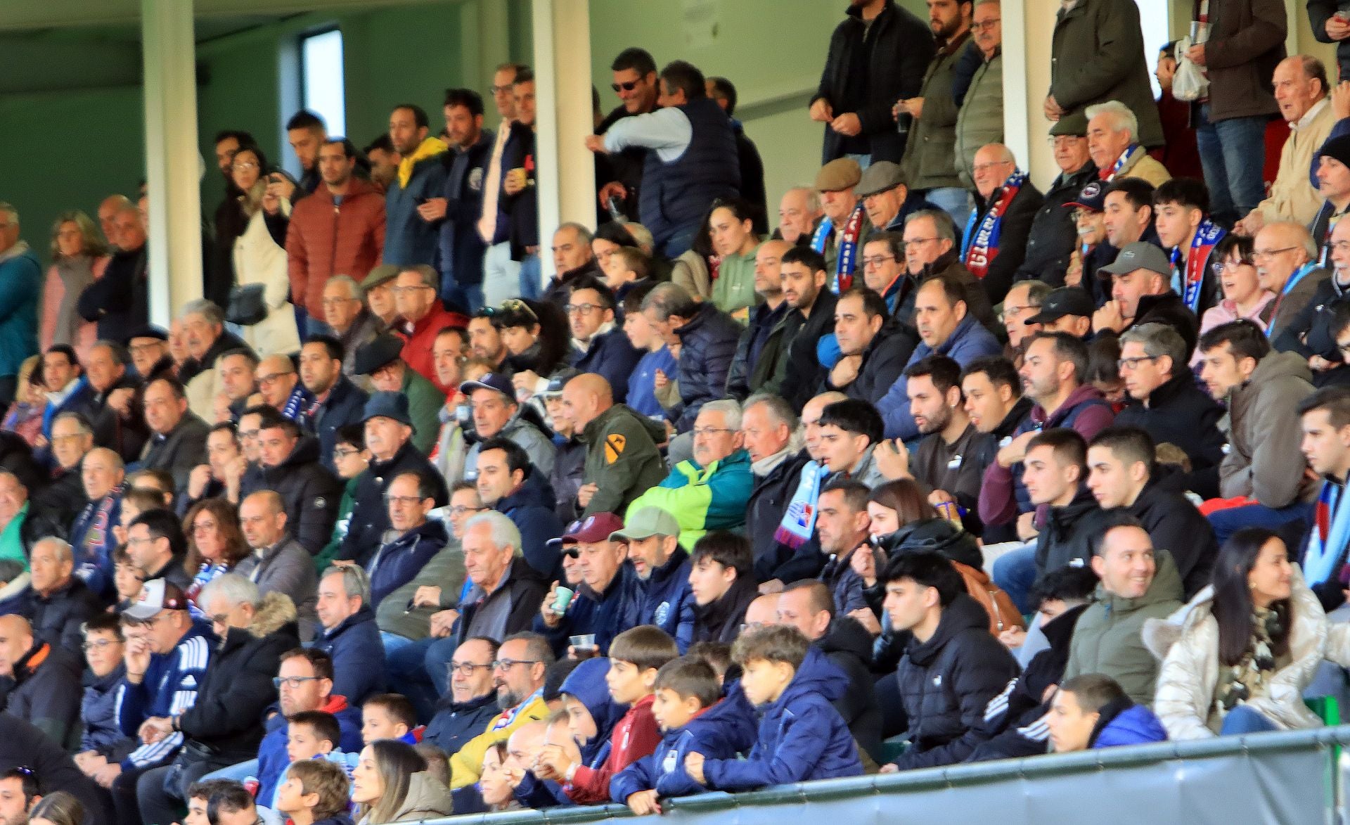 Búscate en las gradas de La Albuera durante el partido de la Segoviana