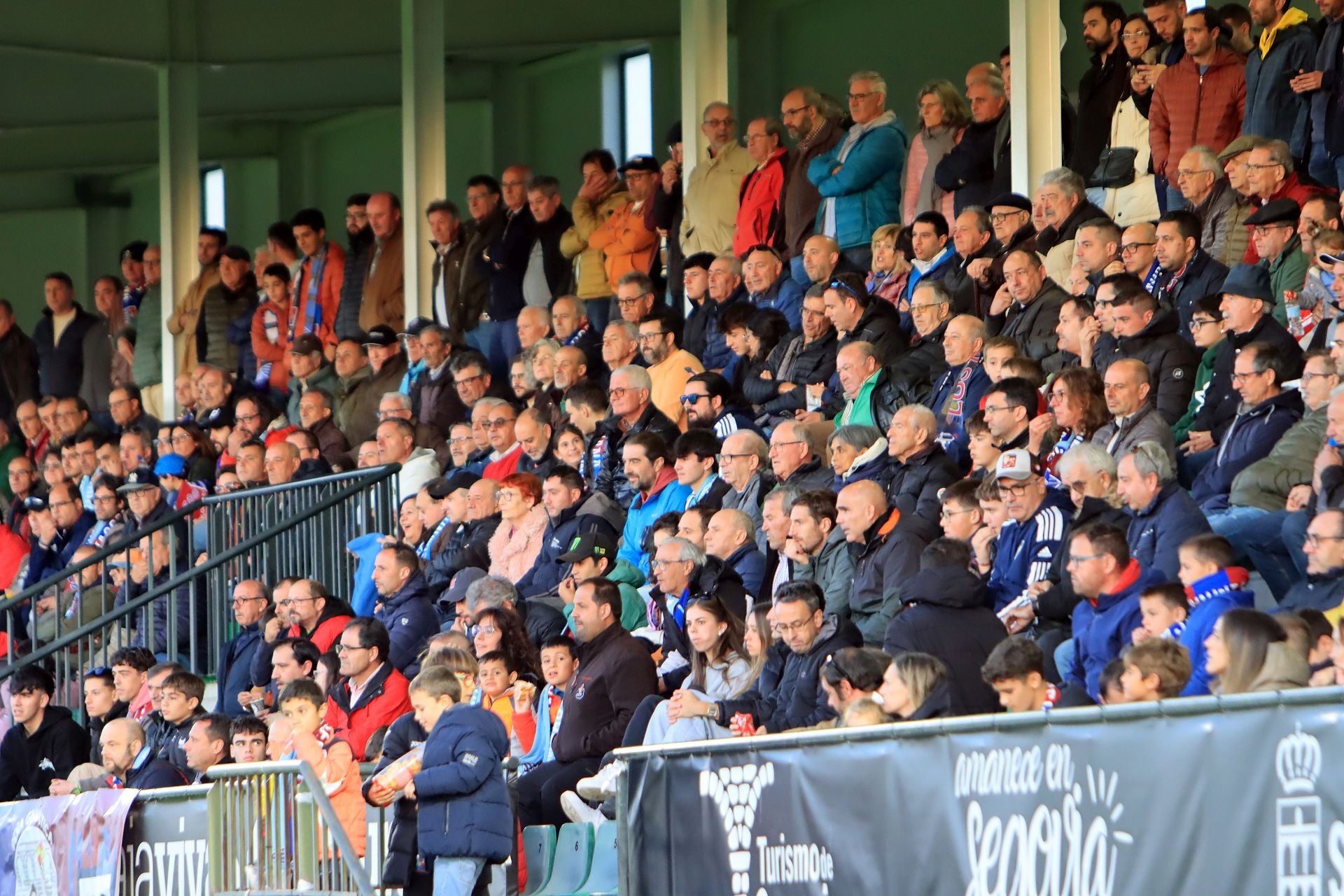 Búscate en las gradas de La Albuera durante el partido de la Segoviana