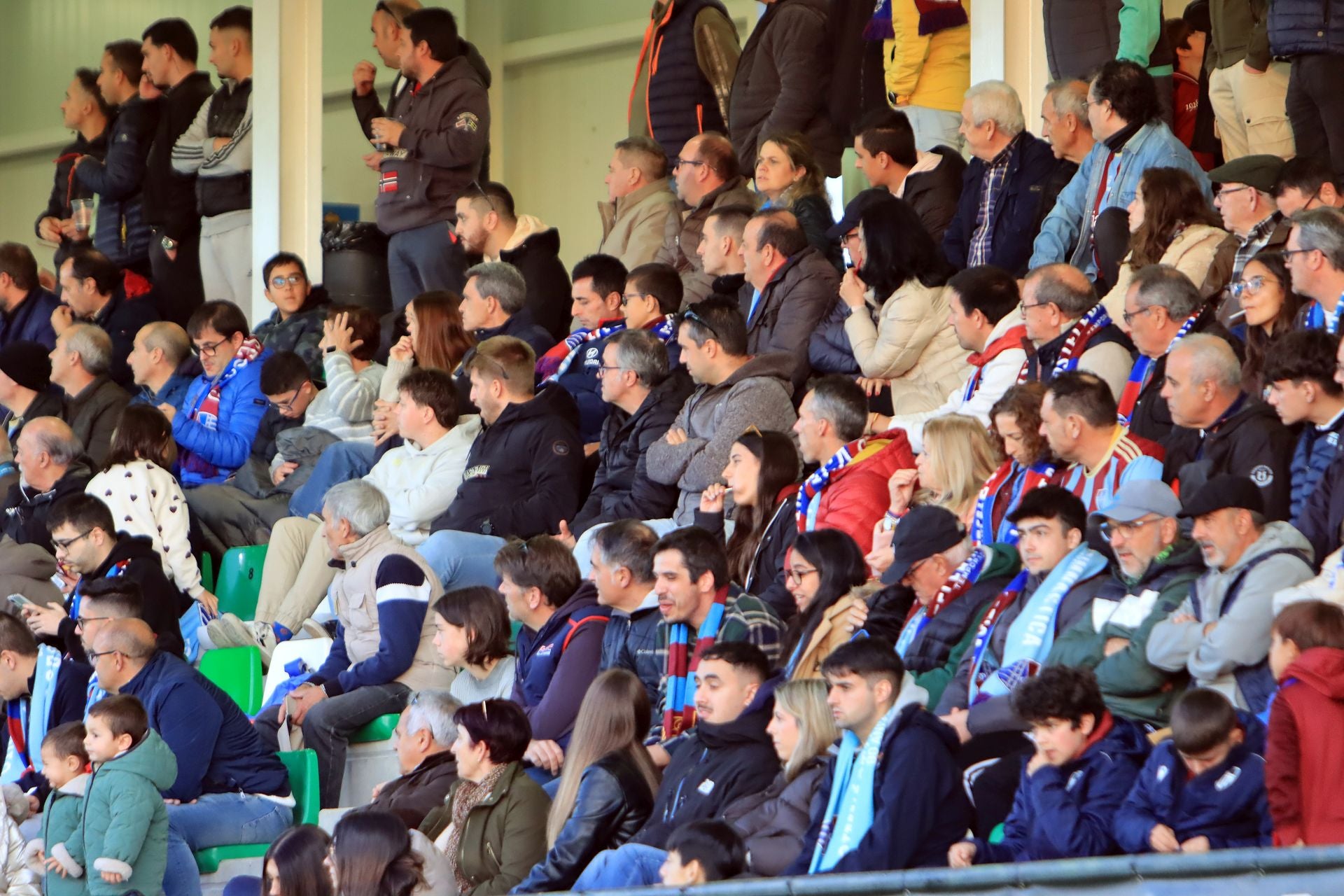 Búscate en las gradas de La Albuera durante el partido de la Segoviana