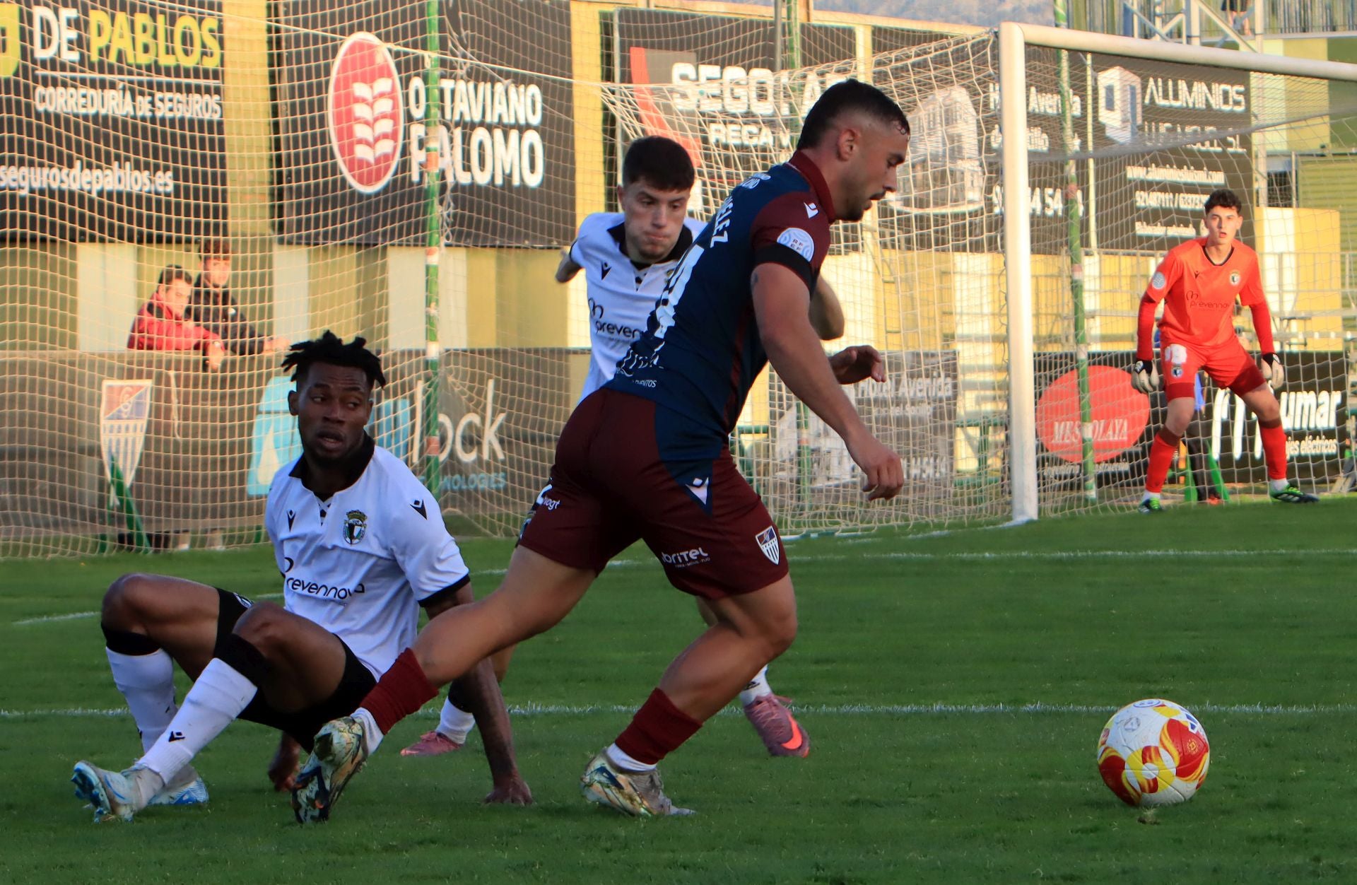 Fotos del partido entre la Segoviana y el Burgos Promesas