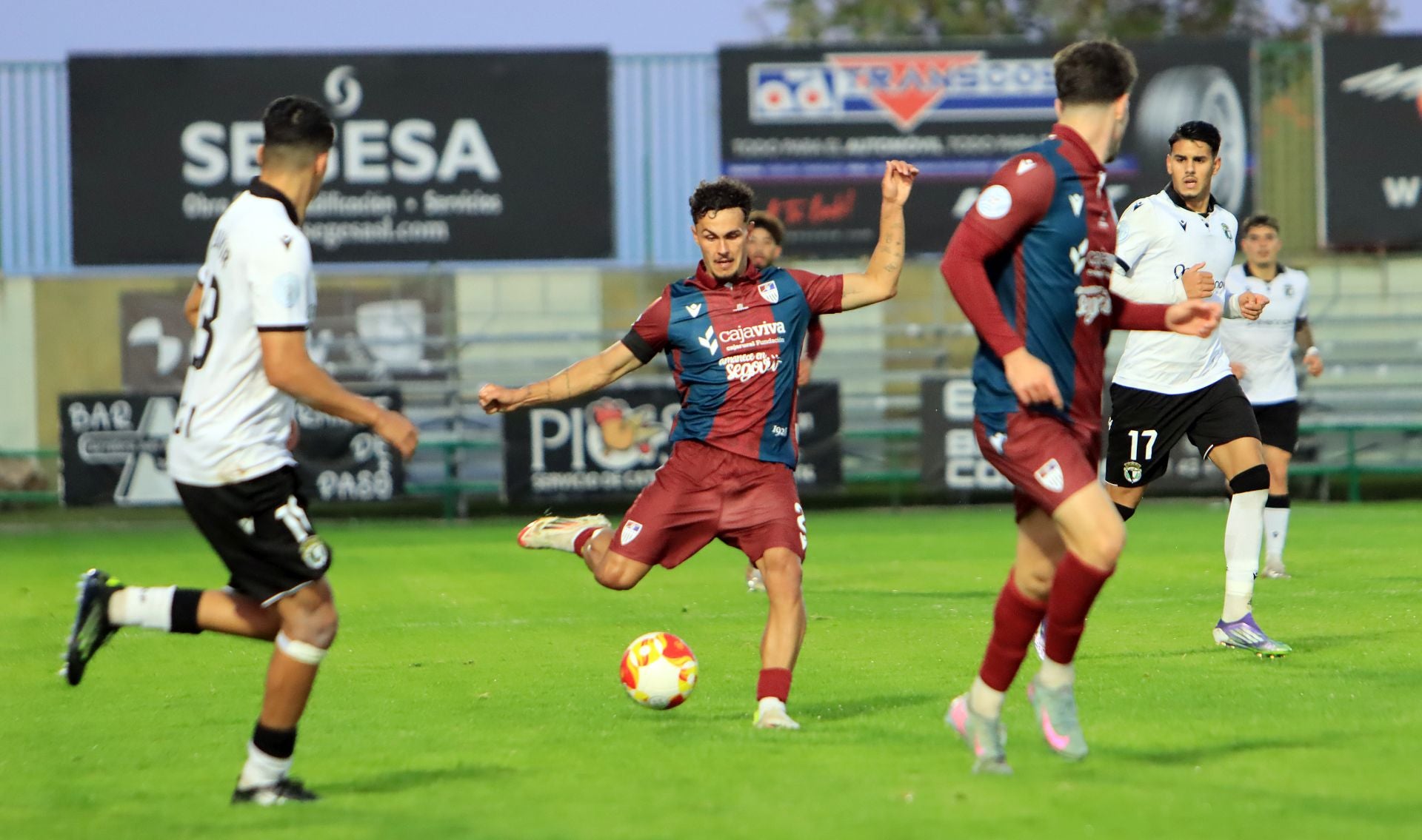 Fotos del partido entre la Segoviana y el Burgos Promesas