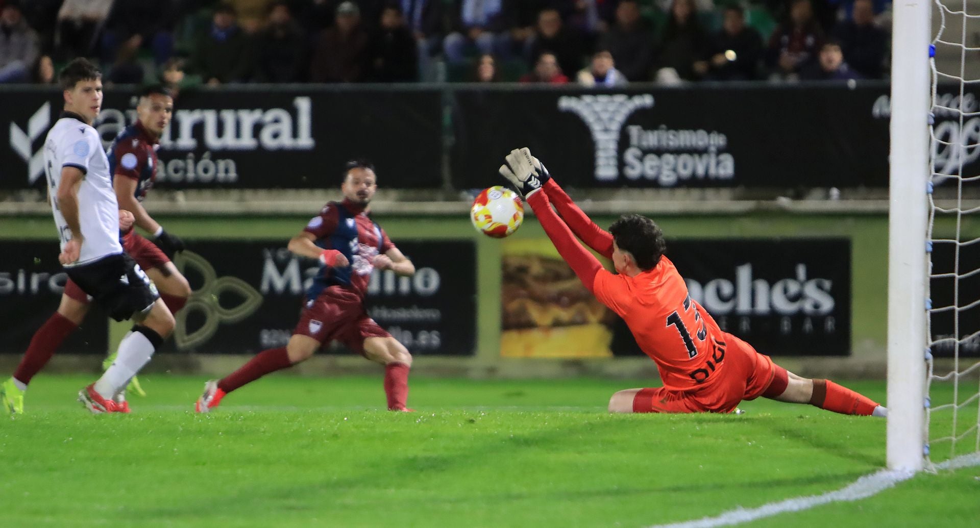 Fotos del partido entre la Segoviana y el Burgos Promesas