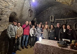 Un grupo de personas en la visita a una bodega
