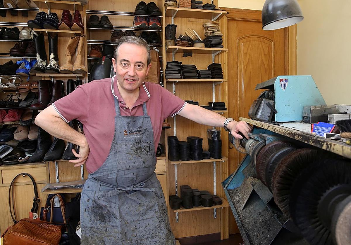 Miguel Clemente, en su taller de reparación de calzado de la calle San Juan.