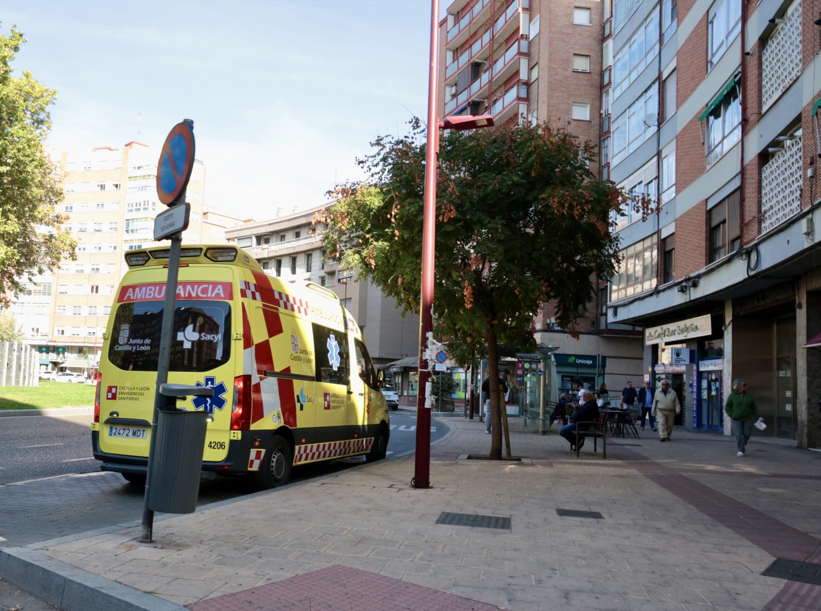 Una ambulancia en una calle de Valladolid en una foto de archivo.