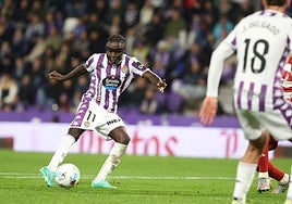 Amath arma la pierna para lanzar, en el disparo que acabó en el primer gol.