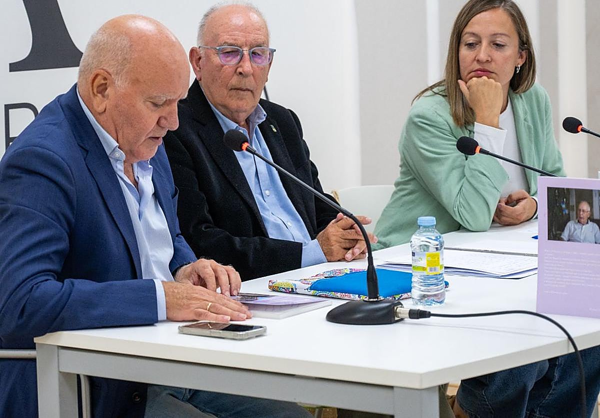 El psicólogo Fernándeo Martín Aduriz presenta el libro de Fidel Ramos, junto al autor y su hija Leonor.