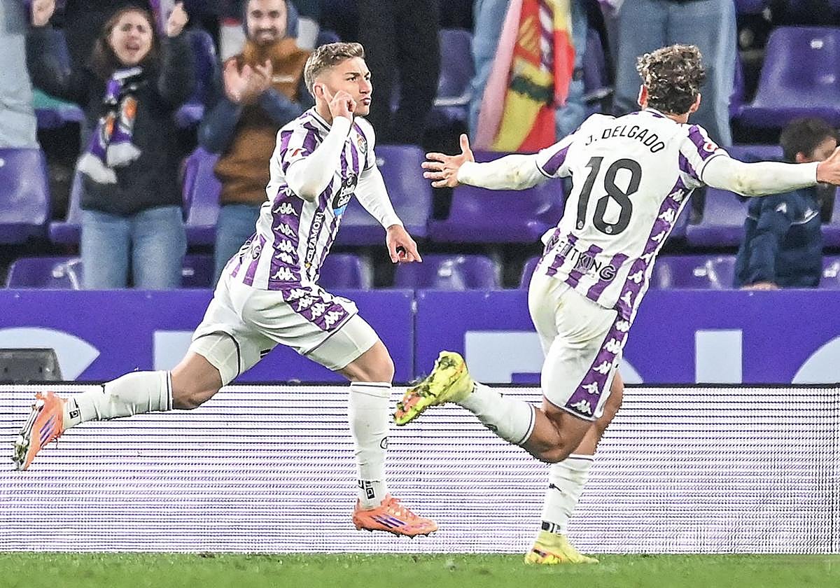 Chuki, izquierda, celebra con Jorge Delgado el gol que marcó de penalti y que dio la victoria al Real Valladolid ante el Granada