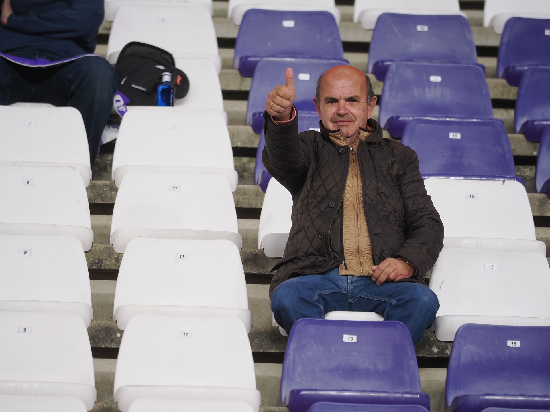 Búscate en la grada del estadio José Zorrilla (1/4)