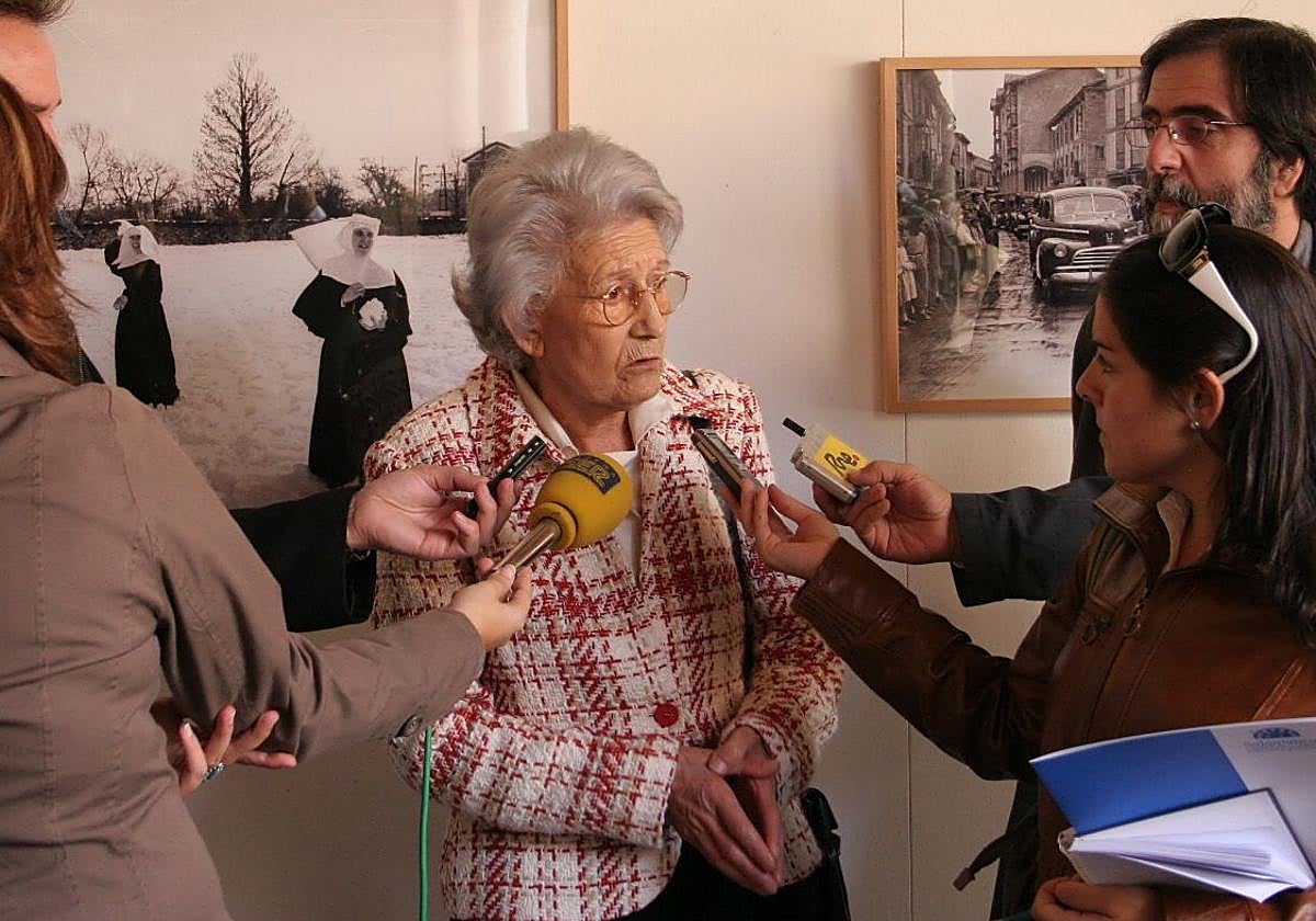 Los medios de comunicación entrevistan a Piedad Isla.