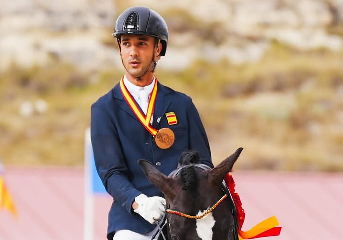 El jinete Adán Esterlich, en fotografía que acompaña a la nota de prensa que lamenta su muerte.