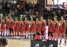Momento de los himnos en el partido que enfrentó a España y Canadá en Segovia.